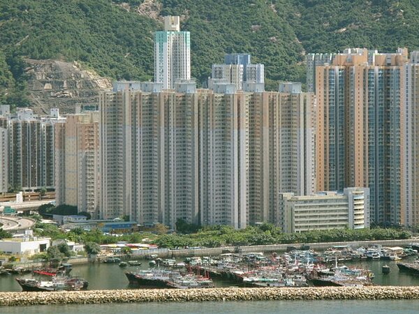 香港筲箕灣愛秩序灣愛禮街的居屋（截取自維基百科）