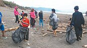 南田海岸淨灘　半天清1.5噸垃圾