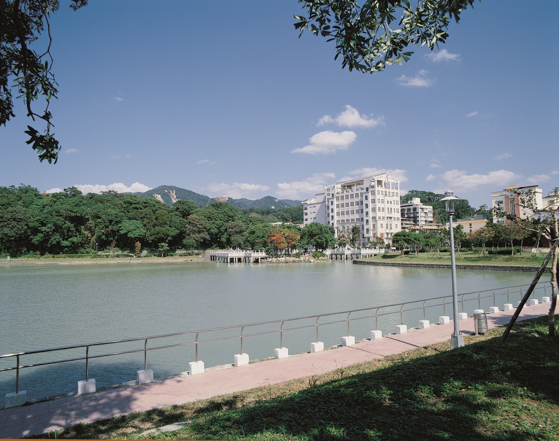 四周山丘環抱，湖水碧波盪漾，園內動植物生態豐富，立於山顛俯視而下，碧湖美景盡收眼底。（圖／資料照片)