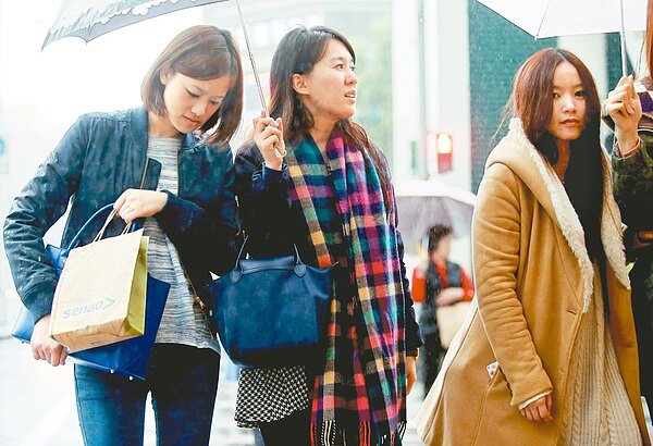 冬衣再出籠 台北市昨天陰雨綿綿,但隨著華南雲雨帶離開雨勢將趨緩。中央氣象局預報,今天起天氣轉為乾冷,北部低溫下探十二度。 記者余承翰/攝影