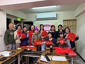 天壽里書寫春聯迎新年