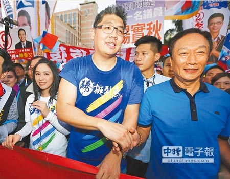 深受其害郭台銘（右）支持國民黨台北市長候選人連勝文，2人一起遊行拉票，但從頭到尾沒有捐3億元這回事。（本報資料照片） 