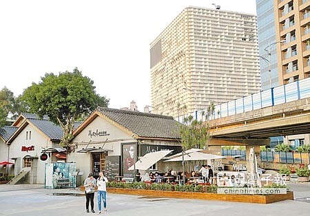 餐廳加餐廳加餐廳…北市都發局長林洲民炮轟「假文創」,實際上是「餐廳加餐廳加餐廳」。圖為華山園區內的餐廳,後方白色建築則為三創園區大樓,也遭林洲民批評是「史上最大附屬設施」。(黃世麒攝)
