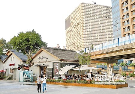 餐廳加餐廳加餐廳…北市都發局長林洲民炮轟「假文創」，實際上是「餐廳加餐廳加餐廳」。圖為華山園區內的餐廳，後方白色建築則為三創園區大樓，也遭林洲民批評是「史上最大附屬設施」。（黃世麒攝） 