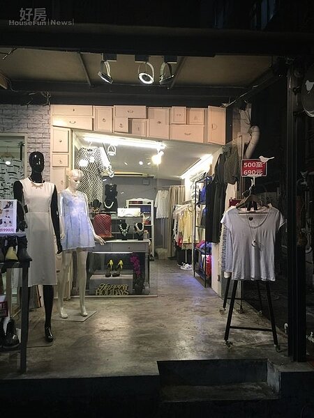 
3.將近6坪大的店面，陽台部分約占2坪不到，擺放了鞋子跟服飾等商品。