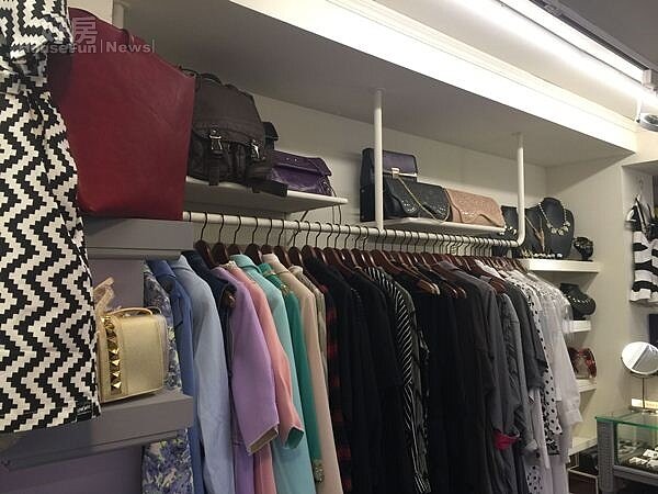 
5.白色衣架桿是前租客留下的，但上頭放包包的木頭櫃，是Maggie自己釘上去的，把能運用的空間，聰明利用。