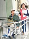 輪椅族到基市府　進不了大門