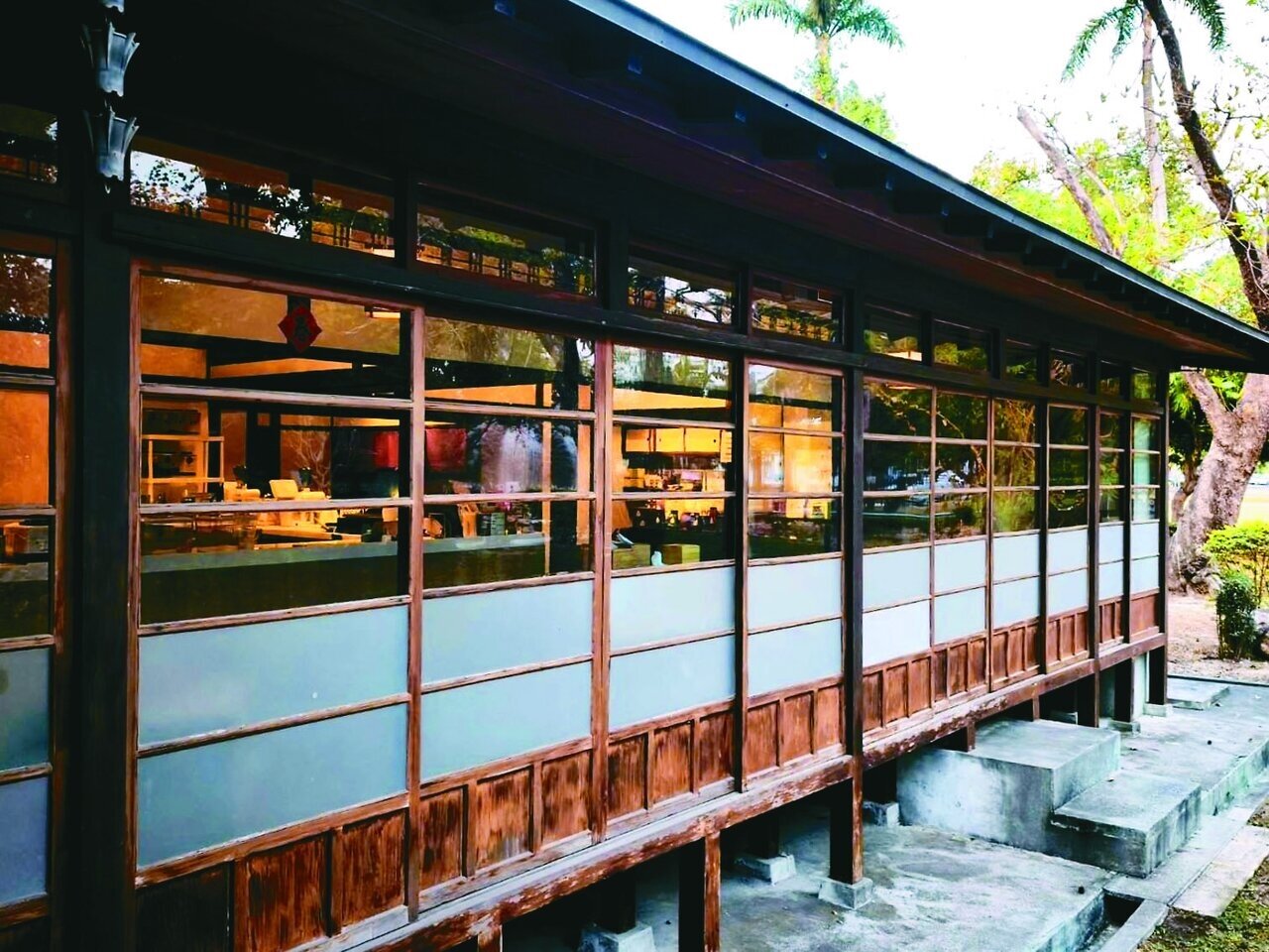 五年前進駐台南麻豆區總爺藝文中心廠長宿舍的薩圖爾精品咖啡門市,賣咖啡香也賣人文氛圍,卻於上月底宣告結束營業。記者謝進盛/攝影