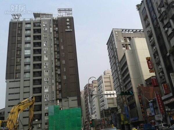 4「阿曼GALLERY」與「阿曼C'est la vie」兩相望,皆為「阿曼」系列大樓。