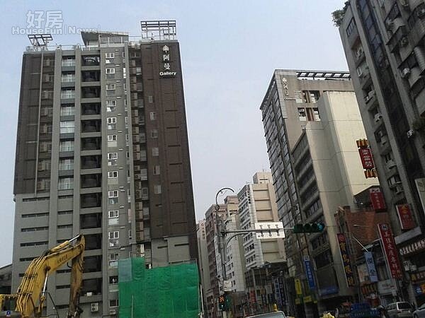 4「阿曼GALLERY」與「阿曼C'est la vie」兩相望,皆為「阿曼」系列大樓。