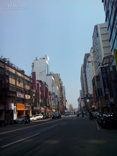 5八德路商店林立，為台北市重要道路之一。