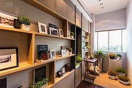 這次的Sample是位於南京東路三段新建案文華麗舍，坪數三十坪以下，採挑高三米到四米六設計。為了開放空間感，內部格局已開放式的方式設計。
一進入大門後，迎面而來為挑高到頂的書架混搭鞋櫃的開放架，以及小坪數陽台。