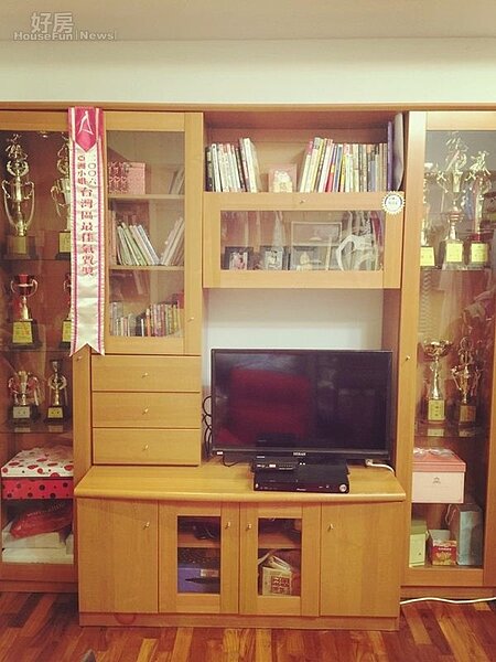 2.目前的租屋處有現成的大型收納櫥櫃,可收藏她豐富的衣物、獎盃及獎章。