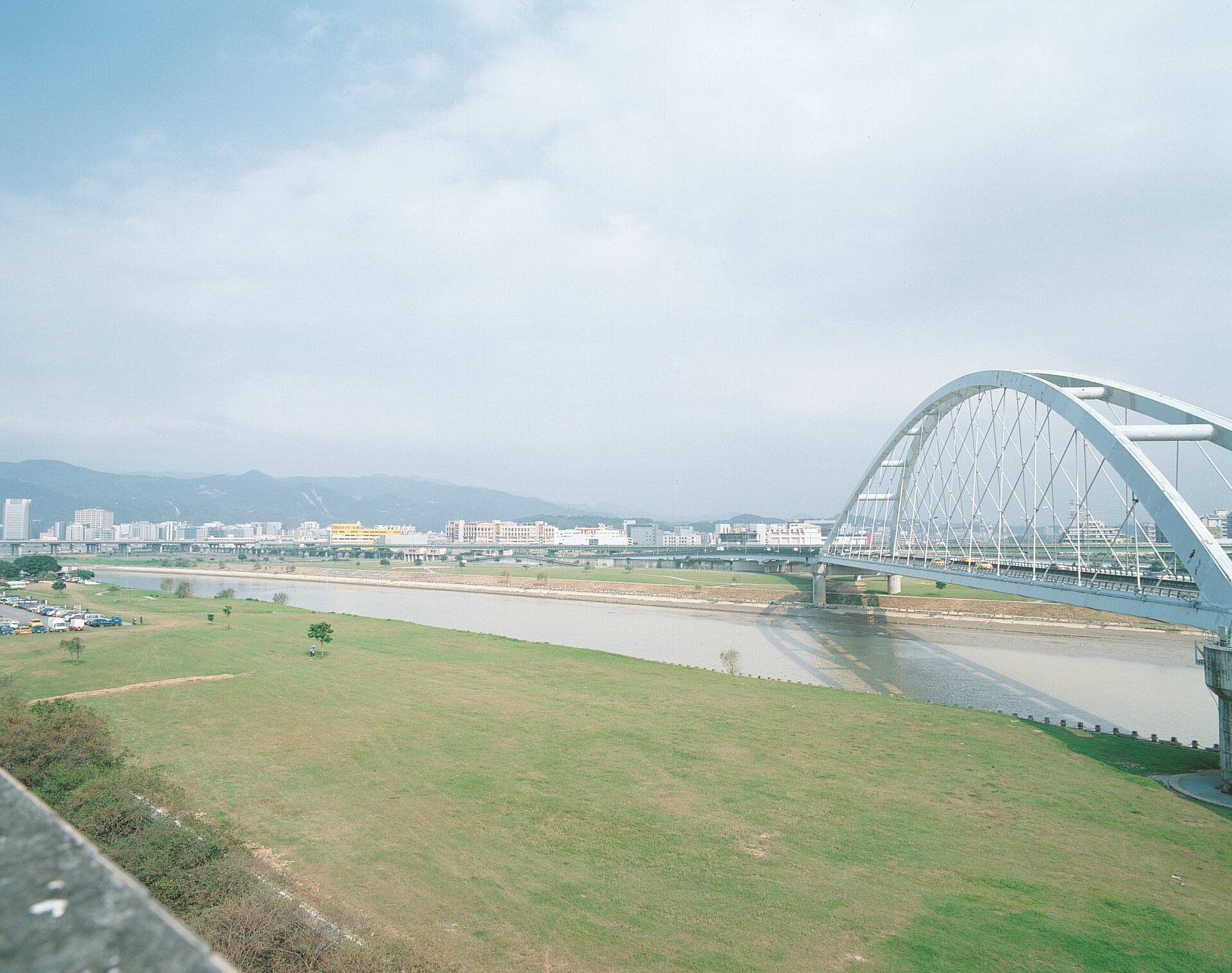 許多河川地加以綠化開闢為河濱公園或運動場,在這一望無際的青草地上,不僅為台北市增添了新色彩,也是台北市民休閒的好去處。(圖/資料照片)