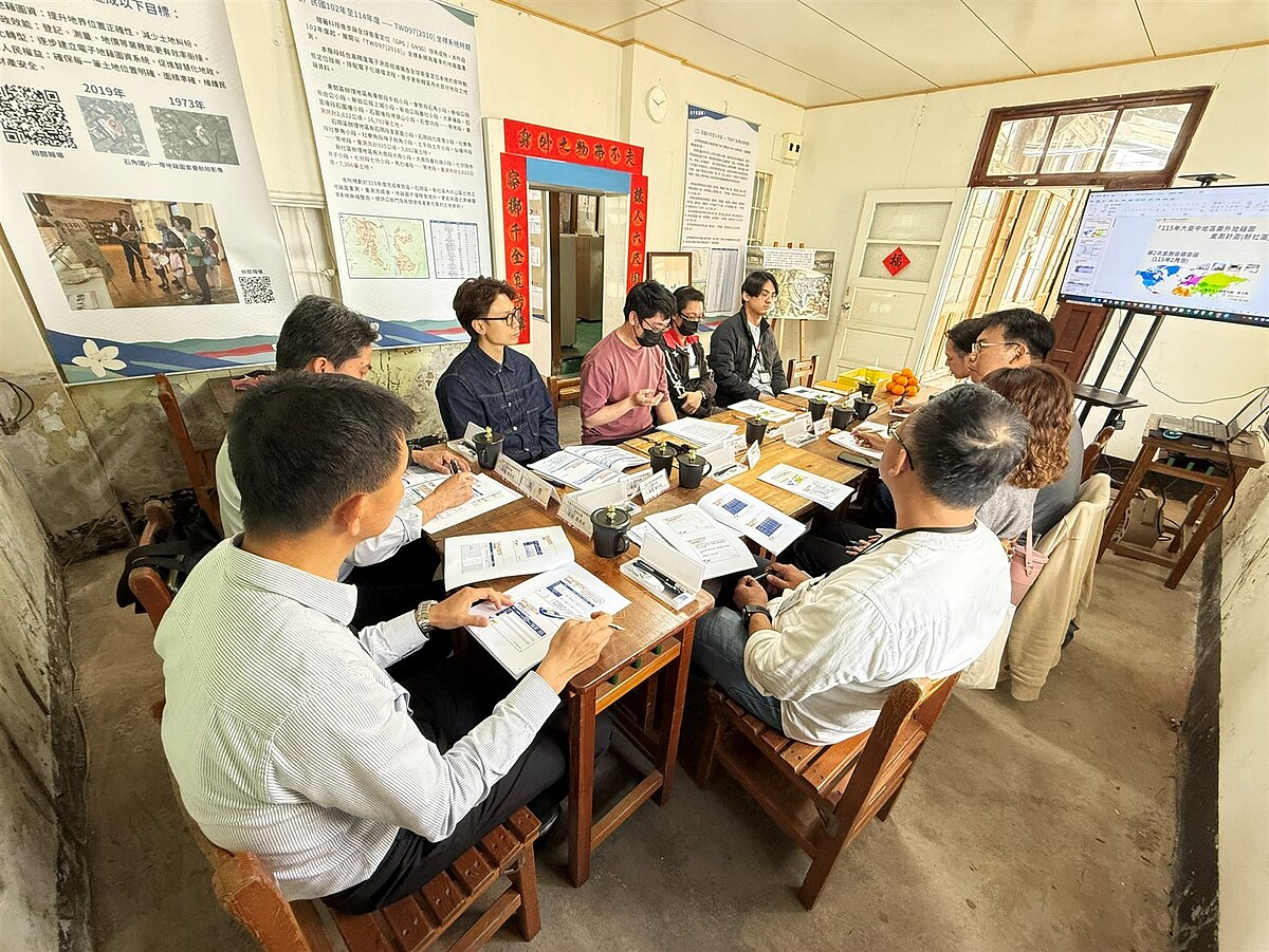 東勢地政善用東勢國小移撥的課桌椅作為地籍圖重測辦公與督導會議用。圖/台中市政府提供