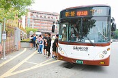 台南公車入校園　學生：比騎機車方便