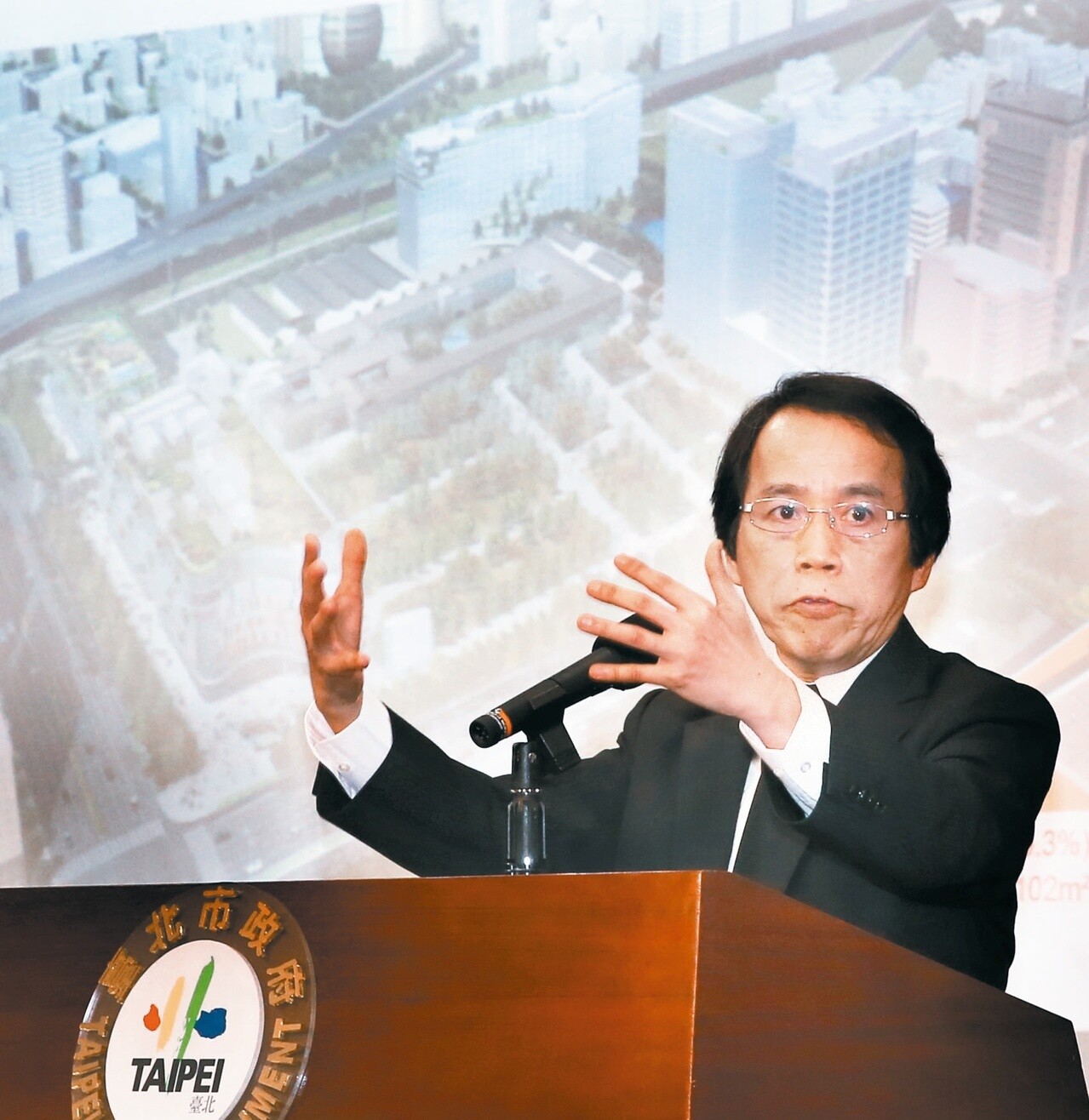 台北市政府上午由副市長林欽榮公布大巨蛋安檢報告,認為大巨蛋無法有效救災,提出兩項替代方案,分別為拆除商業大樓保留巨蛋、或拆蛋留下其他建築,但改做公共用途。 記者陳正興/攝影