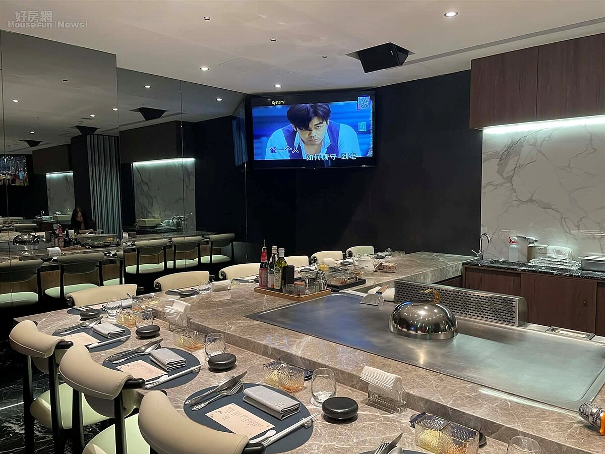 「男鐵板燒」位於台北市南京松江商圈，針對當地的頂級商務客，推出「可以唱KTV的包廂式鐵板燒」。好房網News記者李彥穎攝