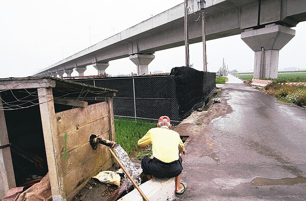 雲林縣列管水井數十六萬多口，水利處官員認為與農地活化超抽地下水有關；圖為三年前高鐵行經土庫鎮一口地下水井。 本報資料照片