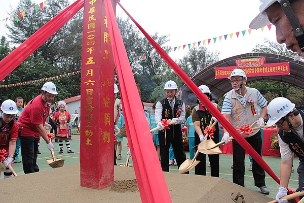後龍鎮溪洲國小動工。(截取自徐耀昌Facebook粉絲頁)