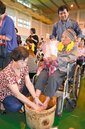 宜蘭慶母親節…80歲女幫洗腳　99歲母很幸福