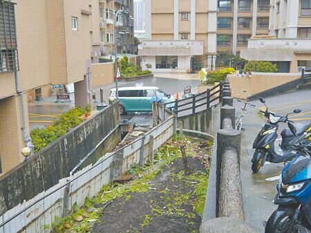 
新北市五股區御史路公民會館與社區住宅之間一處公有空地，長期閒置被當成菜園。（吳嘉億攝）
