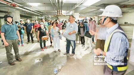 浮洲合宜宅日前傳出裂縫、漏水問題,大批承購戶9日前往現場地下室會勘。(姚志平攝)