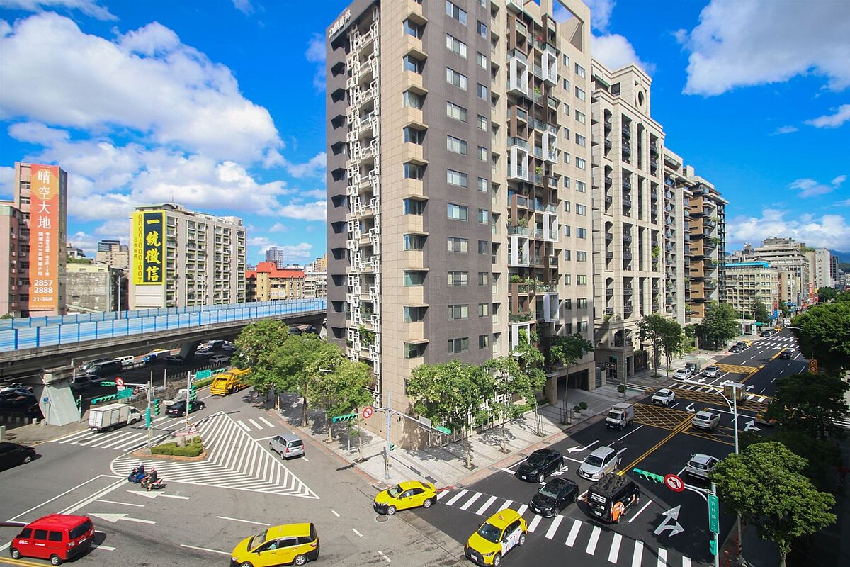 永慶指出，台北市臨路住宅的平均單價普遍高於非臨路住宅，最高出現逾2成價差。圖／永慶房產集團提供