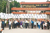 阻龍潭國中封路　居民先堵校門