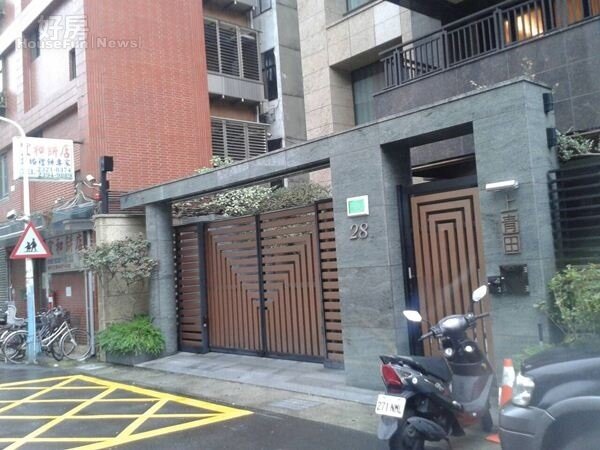 
3位在巷弄裡的「上青田」大門，採日式禪風設計。