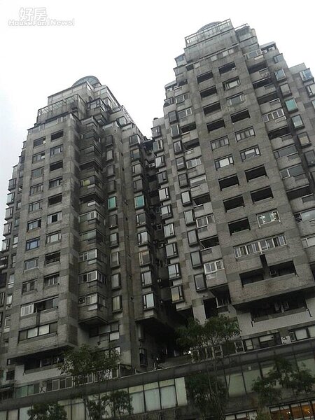 4還沒搬入「上青田」前,侯佩岑原本住在信義路四段的「雲門」豪宅。