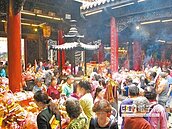 媽祖誕辰　大甲鎮瀾宮發壽桃