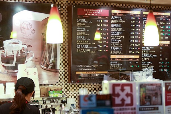 衛福部食藥署昨天召開「茶安管理新制預告說明會」,自7月31起,除了強制要求業者自主檢驗茶葉、咖啡外,相關飲品須在立牌、杯面標籤或菜單上標示產地、咖啡因含量。圖為伯朗咖啡。 記者林伯東/攝影
