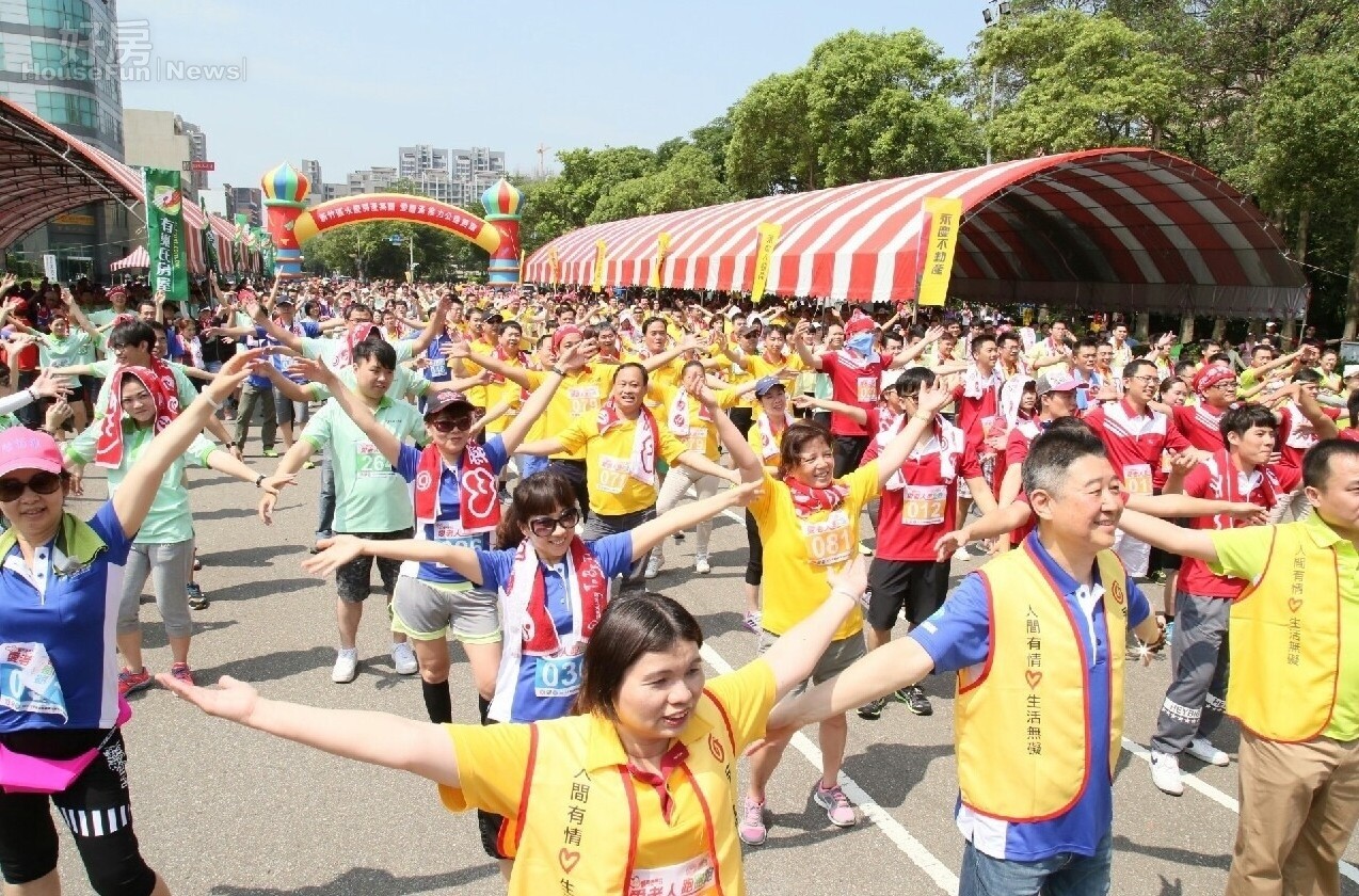 孫寶國總經理帶領同仁一起響應愛圓滿接力公益路跑活動