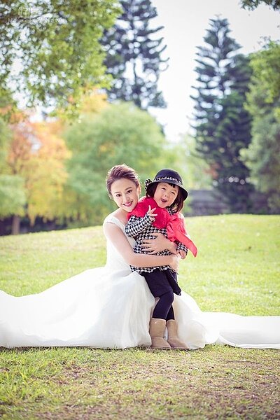 1.何嘉文今年三月嫁給上班族老公，結束單身生活。