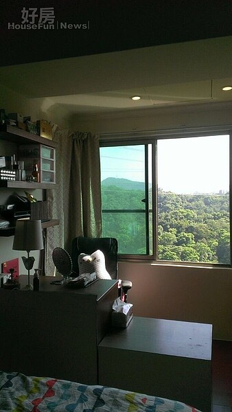 
4.新房位於汐止山上，採光相當好，往窗外看ㄧ片綠意青山。