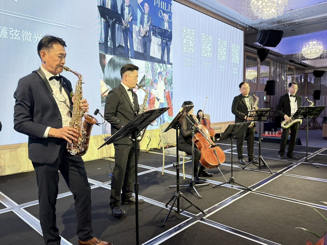 大高雄不動產開發公會理事長(左一)李正聰英俊瀟灑，與前任理事長洪光佐(右一)都是薩克斯風高手。記者林政鋒攝影 