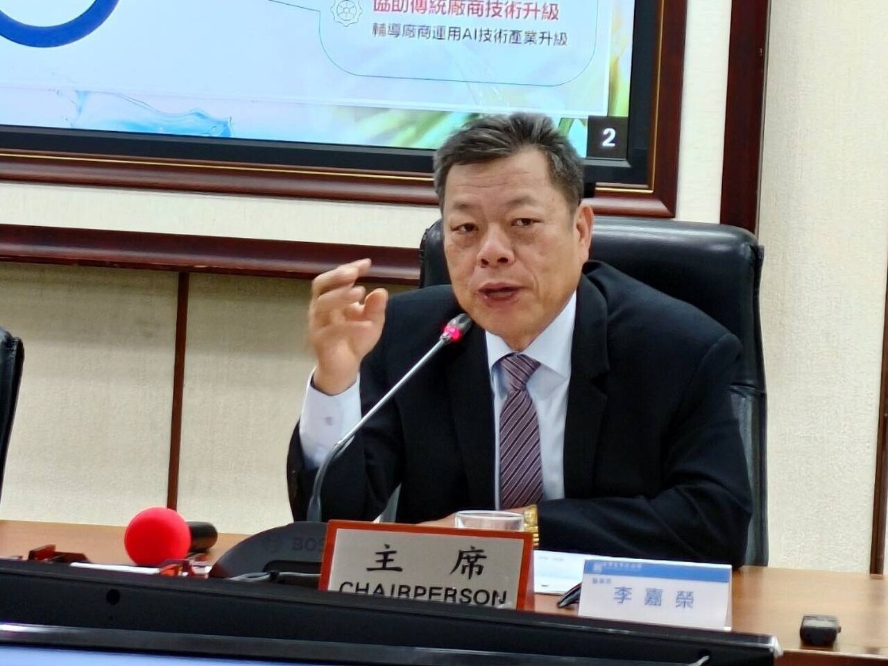 自來水價凍漲近32年，現在賣1度賠3元，台水今年虧損預期再擴大至69億元。台水董事長李嘉榮表示，水價調整會涉及整體民生穩定，「短期間我們是沒有時間表」。記者陳儷方／攝影 