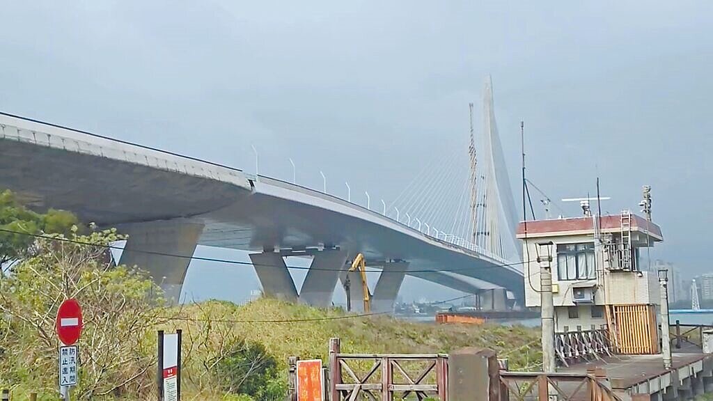 淡江大橋預計5月通車，附近居民反映只要吹起東北季風，橋體附近就會出現「嗡嗡」低頻風切聲，影響日常生活。圖／新北市議員鄭宇恩提供