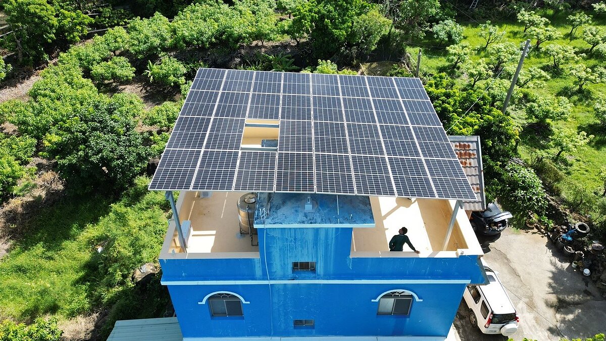 屏東縣政府全力推動「家戶屋頂設置太陽光電加速計畫」，針對頂層面積1000平方公尺以下之私有建築物提供設置補助。圖／屏東縣城鄉發展處提供