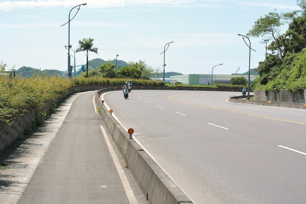 蘇花改通車在即,以移山路目前20公尺寬度來說,未來無法消化通往南方澳的車輛,當地居民建議盡速研議解套方法,做出相關配套措施。 記者鍾知君/攝影