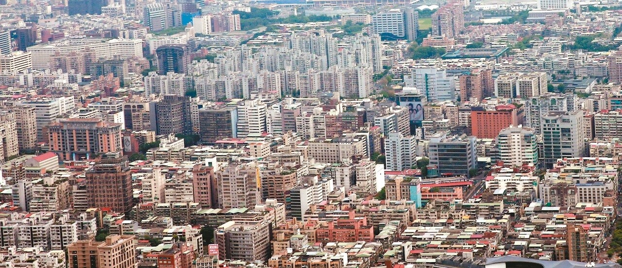 行政院提出新的房地合一課稅方案,財政部推估,首年稅收約四十億元,之後逐年增加,十年可望達到百億。 記者黃義書/攝影