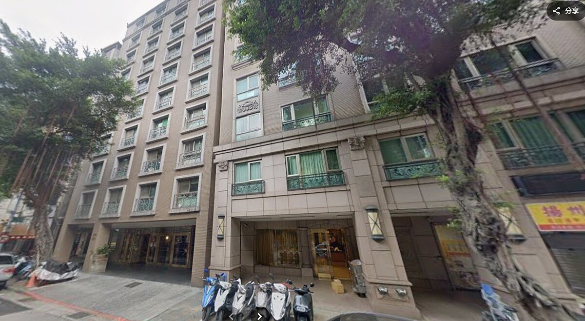 「森美館」社區鄰近圓山花博園區與晴光商圈，步行至捷運中山國小站約9至11分鐘、距離約650公尺，生活機能與交通條件兼具。圖／截自Google Map