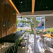 台中的餐廳總是這麼的大器，在台北眼光看似浪費的空間陳設，卻是對於消費者最為尊重的體驗態度。陽光西斜倒映在地上的陰影，成為青木和洋最為美麗的天然裝飾。（好房網記者張聖奕/攝）