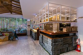 一走過略微緩升的走廊，迎面而來是整間餐廳的靈魂吧台區。整個廚房與吧台都是採半開放空間設計，用餐者可以親眼目睹美食的誕生。