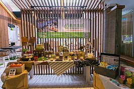 青木和洋除了販售餐點外，也同時銷售優質農特產品。免除盤商的剝削，品質高且價格不貴。