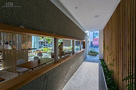 青木和洋與一般餐廳那種一進大門就是進到餐廳內部的傳統做法不同，而是刻意修了一條長長的走廊，要讓用餐者有種期待以及釋放自己雜沓的心境，專心享受美食與餐廳氛圍。