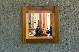 走廊上的一扇小窗，是窗也是畫。