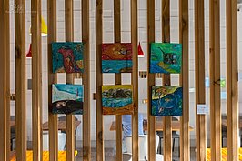 木柵隔欄上掛的是新銳藝術家作品，來此不僅可以品嚐美食，也可細細欣賞藝術品。