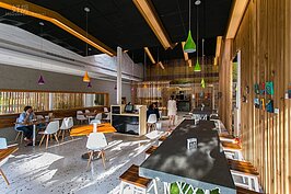 諾大的餐廳只有幾組客人細細低語，彷彿一大聲說話就會破壞了此時的寧靜。